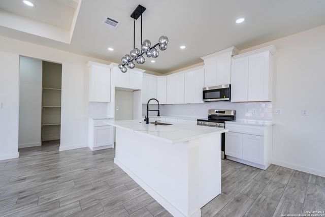 122 Ranchero Way, Natalia, TX 78059