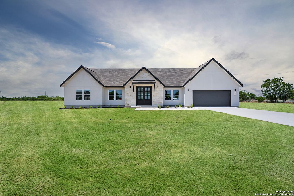 122 Ranchero Way, Natalia, TX 78059