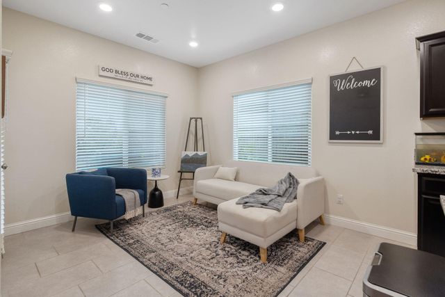 1833 Softwind Drive, Tulare, CA 93274