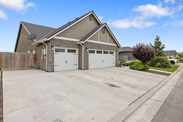 1833 Softwind Drive, Tulare, CA 93274