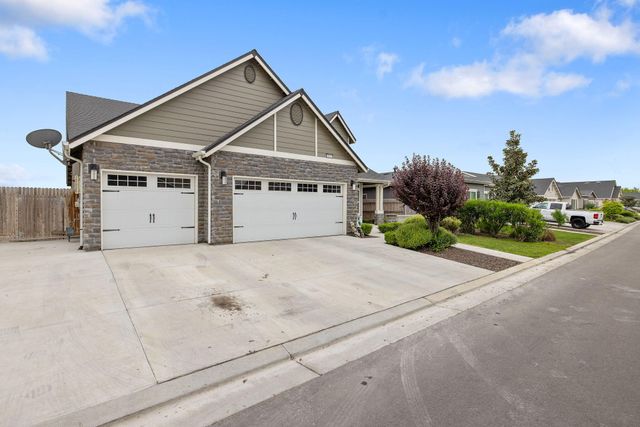 1833 Softwind Drive, Tulare, CA 93274