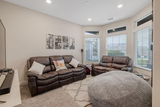 1833 Softwind Drive, Tulare, CA 93274