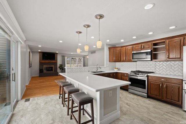 2204 Bluewater Drive, Warsaw, IN 46580