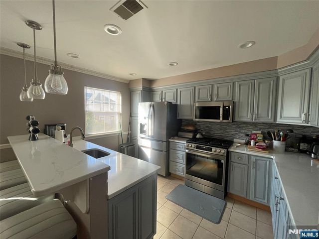 6 Central Avenue 3, Rochelle Park, NJ 07662