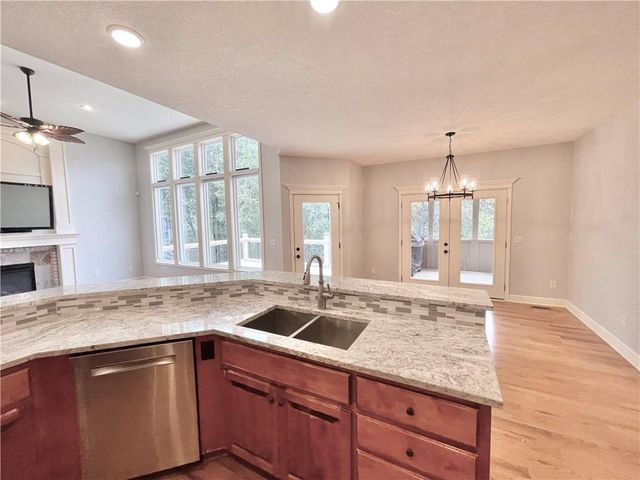 8636 N Utica Avenue, Kansas City, MO 64053