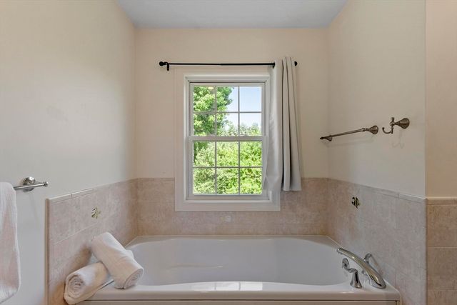 9 Meeting House Circle, Bedford, MA 01730