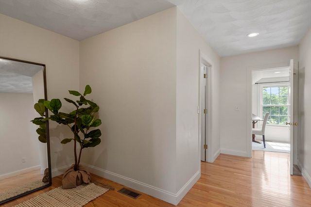 9 Meeting House Circle, Bedford, MA 01730
