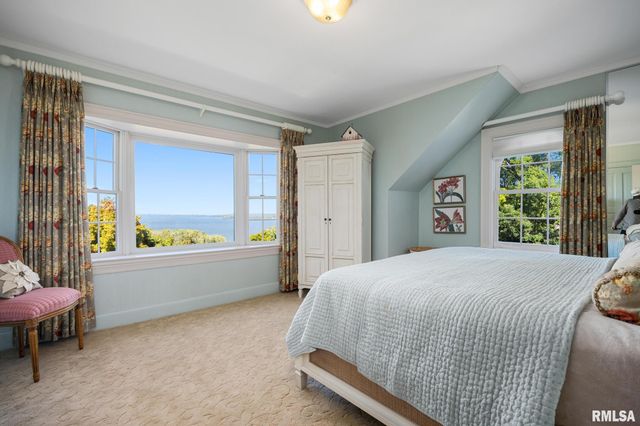 4704 N GRANDVIEW Drive, Peoria Heights, IL 61616