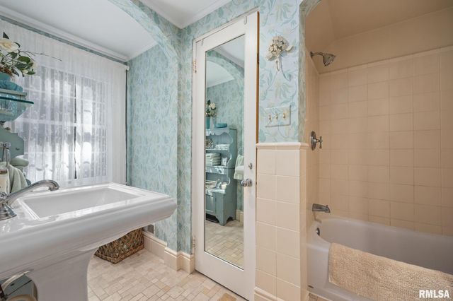 4704 N GRANDVIEW Drive, Peoria Heights, IL 61616