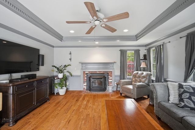 7 Crestwood Rd, Leicester, MA 01524