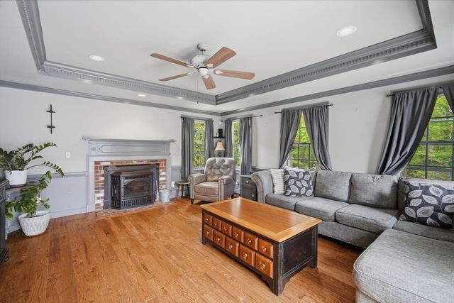 7 Crestwood Rd, Leicester, MA 01524