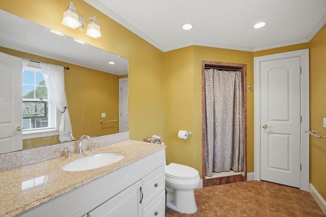 7 Crestwood Rd, Leicester, MA 01524
