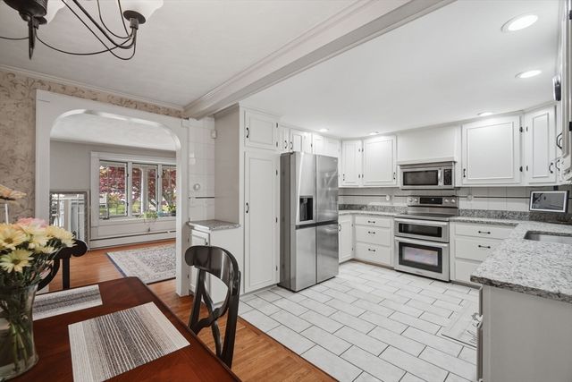 7 Crestwood Rd, Leicester, MA 01524