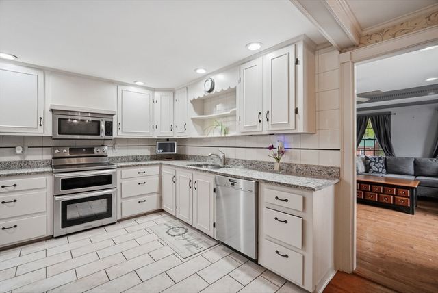 7 Crestwood Rd, Leicester, MA 01524