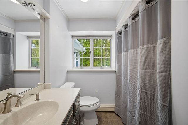 7 Crestwood Rd, Leicester, MA 01524