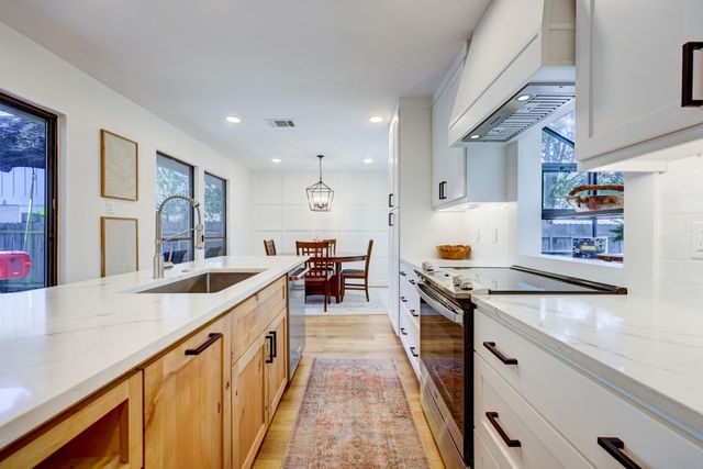 5609 Courtyard CV, Austin, TX 78731