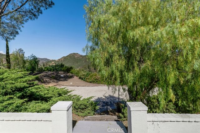 26086 Mulholland Highway, Calabasas, CA 91302