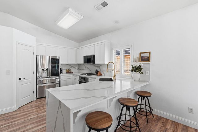 1740 N Mckelvy Avenue, Clovis, CA 93619