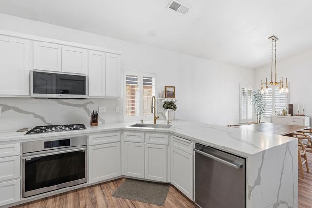 1740 N Mckelvy Avenue, Clovis, CA 93619