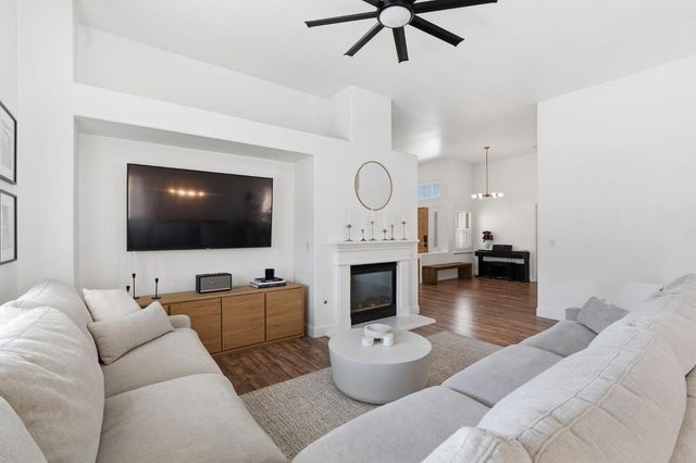 1740 N Mckelvy Avenue, Clovis, CA 93619