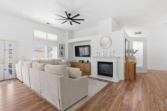 1740 N Mckelvy Avenue, Clovis, CA 93619
