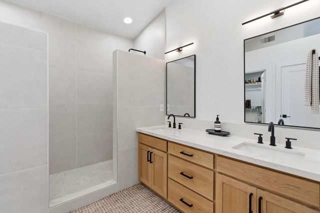 1740 N Mckelvy Avenue, Clovis, CA 93619