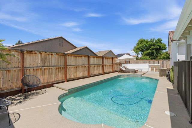 1740 N Mckelvy Avenue, Clovis, CA 93619