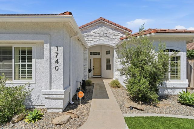1740 N Mckelvy Avenue, Clovis, CA 93619
