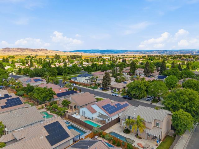 1740 N Mckelvy Avenue, Clovis, CA 93619