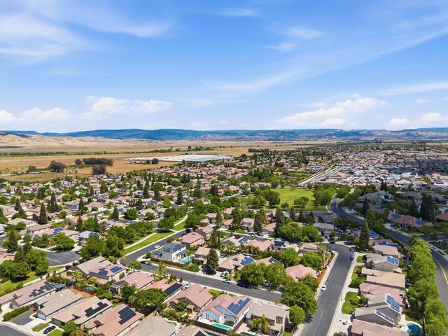 1740 N Mckelvy Avenue, Clovis, CA 93619