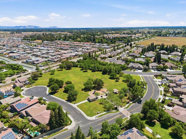1740 N Mckelvy Avenue, Clovis, CA 93619