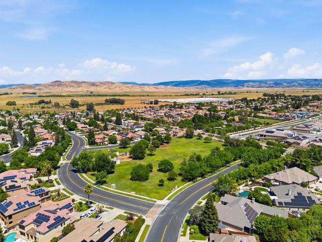 1740 N Mckelvy Avenue, Clovis, CA 93619