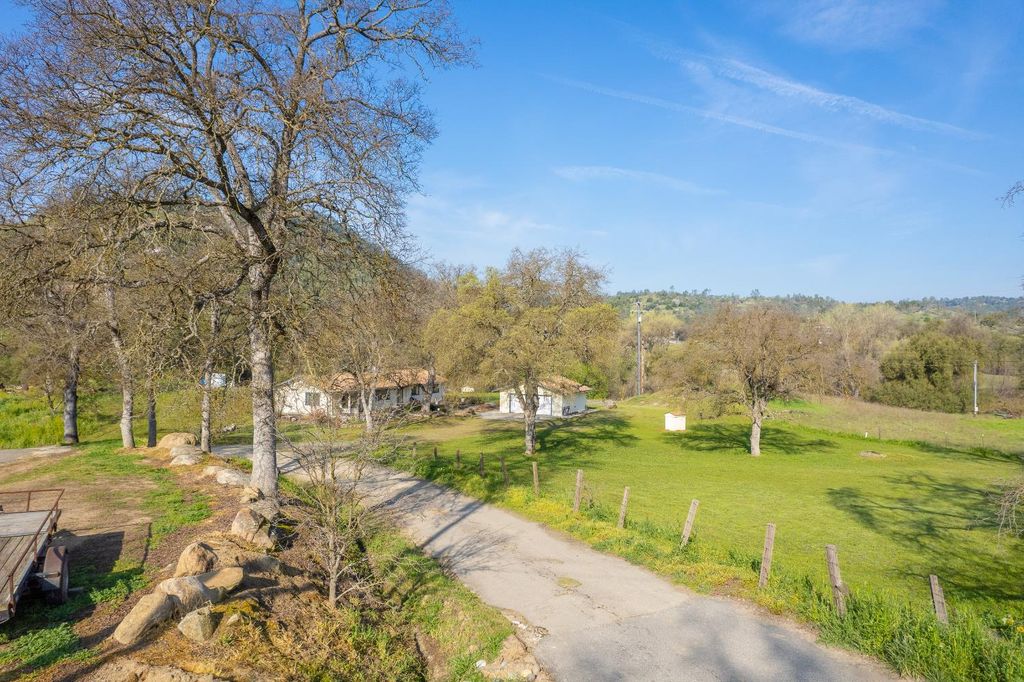 Image 2 of property listing at 16861 Morgan Canyon Road, Prather, CA 93651