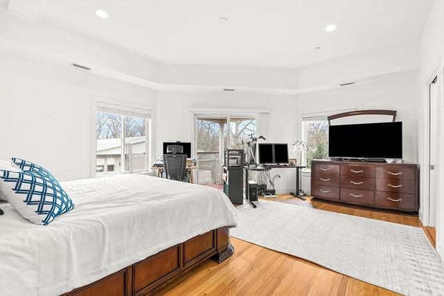 310 Hammond Pond Pkwy 301, Brookline, MA 02467