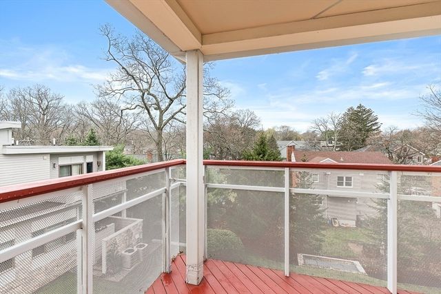 310 Hammond Pond Pkwy 301, Brookline, MA 02467