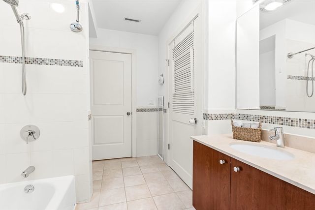 310 Hammond Pond Pkwy 301, Brookline, MA 02467