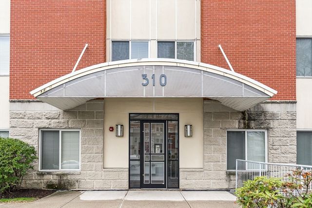 310 Hammond Pond Pkwy 301, Brookline, MA 02467