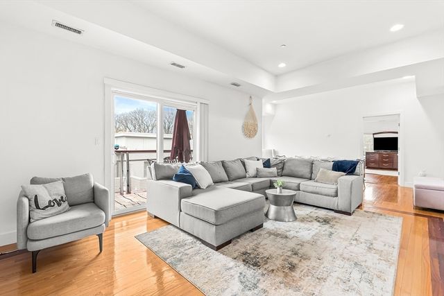 310 Hammond Pond Pkwy 301, Brookline, MA 02467