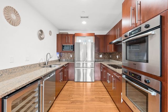 310 Hammond Pond Pkwy 301, Brookline, MA 02467