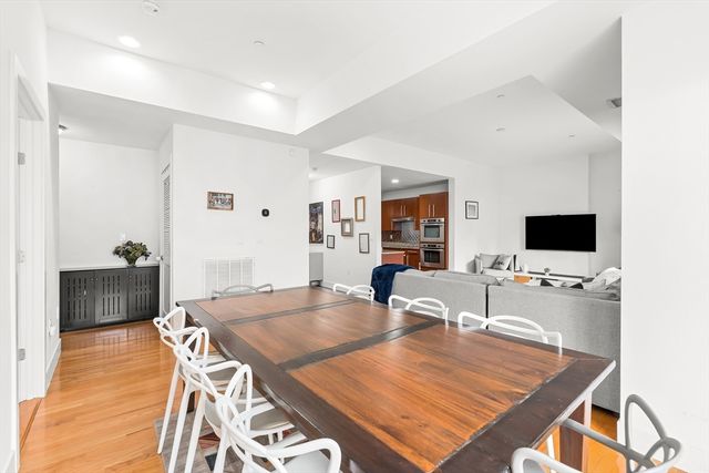 310 Hammond Pond Pkwy 301, Brookline, MA 02467