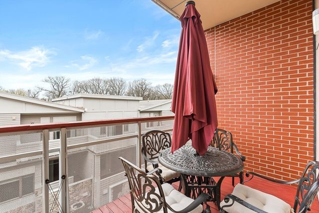 310 Hammond Pond Pkwy 301, Brookline, MA 02467