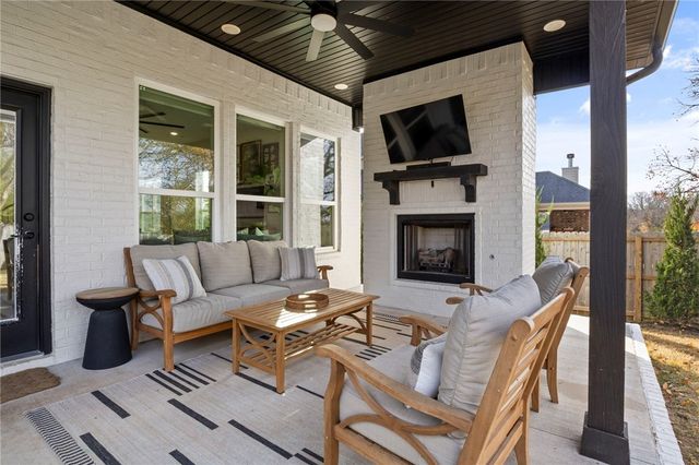 2963 N Whistle Post Drive, Fayetteville, AR 72704