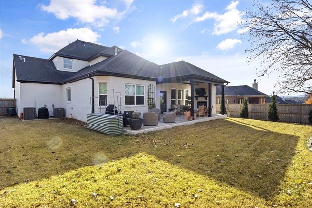 2963 N Whistle Post Drive, Fayetteville, AR 72704