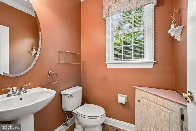 28 CASTLETON LN, Moorestown, NJ 08057