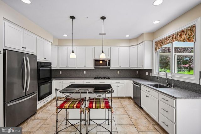 28 CASTLETON LN, Moorestown, NJ 08057