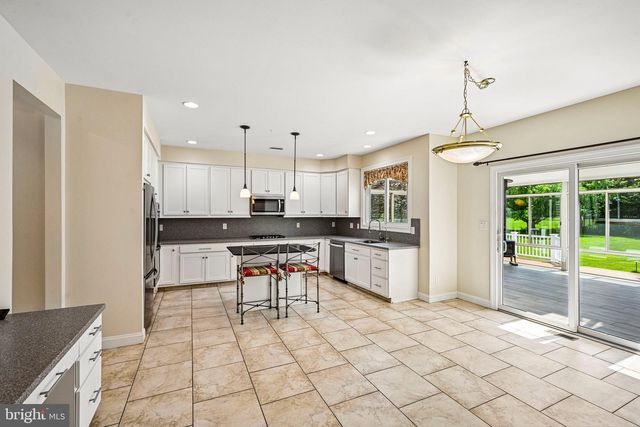 28 CASTLETON LN, Moorestown, NJ 08057