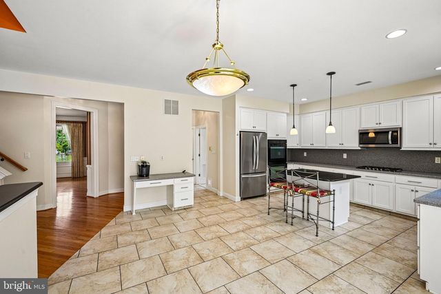 28 CASTLETON LN, Moorestown, NJ 08057