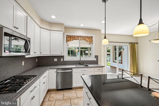 28 CASTLETON LN, Moorestown, NJ 08057