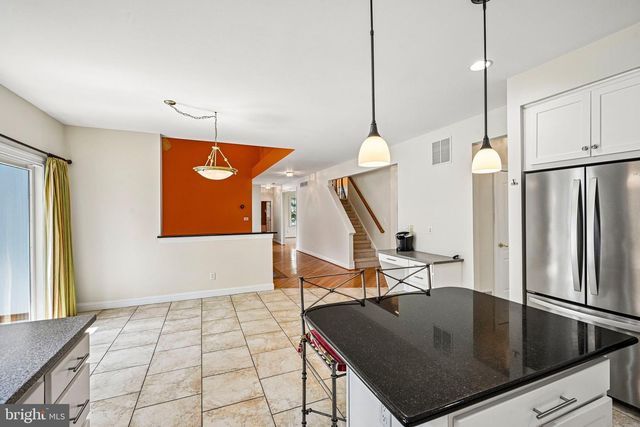 28 CASTLETON LN, Moorestown, NJ 08057
