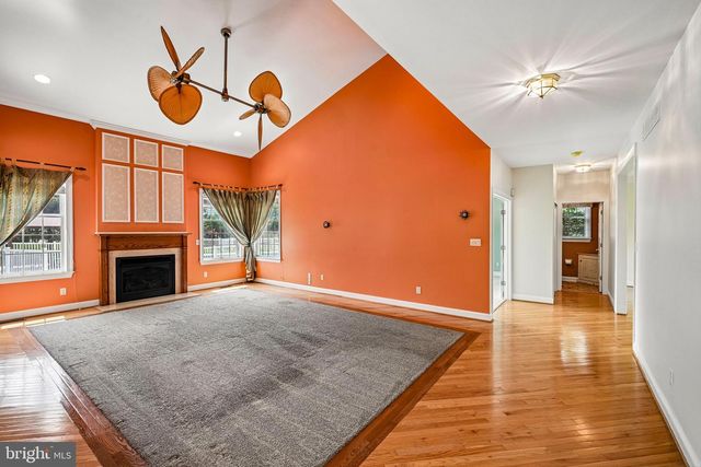 28 CASTLETON LN, Moorestown, NJ 08057